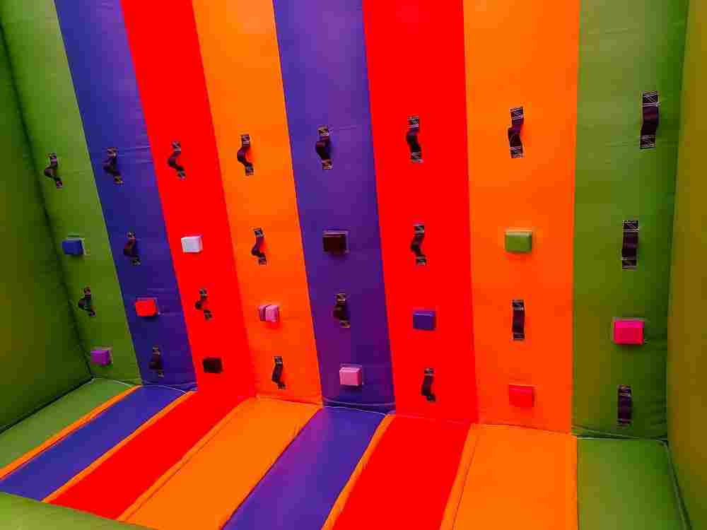 Коммерческий надувной батут «Смайлики» с крышей, размер 12*8*7 м