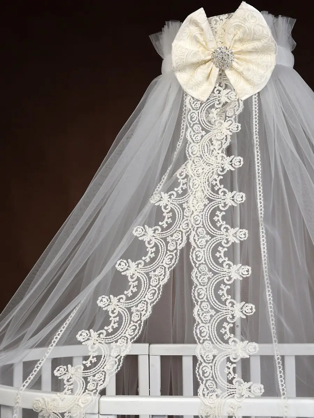 Балдахин с кружевом и брошью "Версаль"