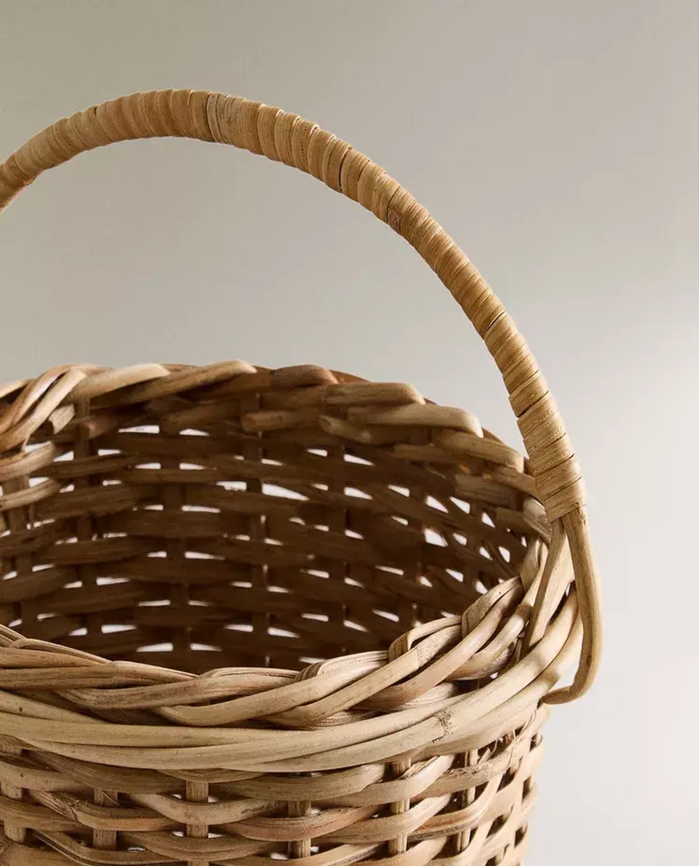 ZARA HOME ПЛЕТЕНАЯ КОРЗИНА, СВЕТЛО-БЕЖЕВЫЙ