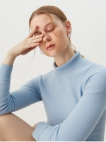 Бадлон с высоким воротом голубой весна 2026