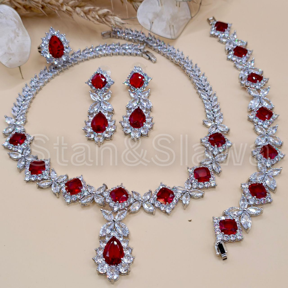 Набор ювелирных украшений из четырех предметов.