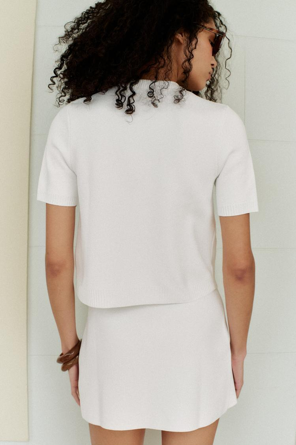 ZARA ТРИКОТАЖНЫЙ ТОП С КОРОТКИМИ РУКАВАМИ И ВЫШИВКОЙ, БЕЛЫЙ