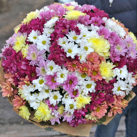 Большой букет из разноцветной хризантемы