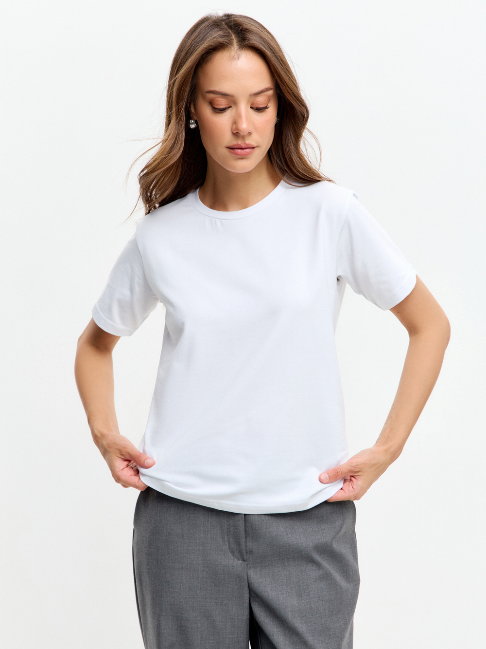 Классическая базовая футболка полуприлегающего силуэта