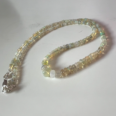 Бусы. Радужный поток. Опал благородный