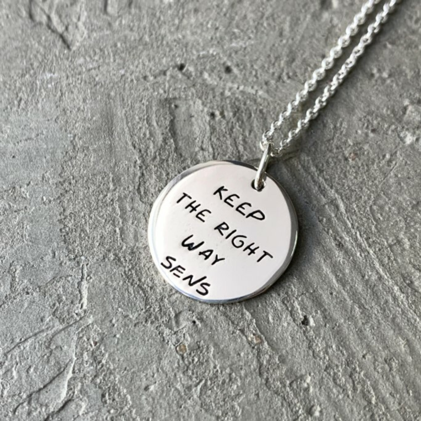 Медальон Keep the right way, глянцевый