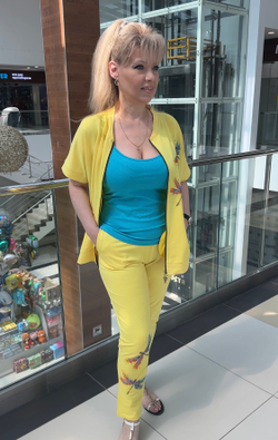 Желтый трикотажный брючный костюм