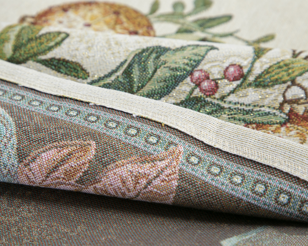 Скатерть-наперон 100х100см Mix&Match Home Золотые шары и ягоды бежевая