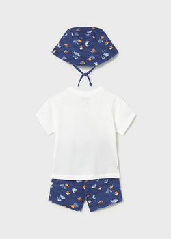 футболка с шортами и панамкой