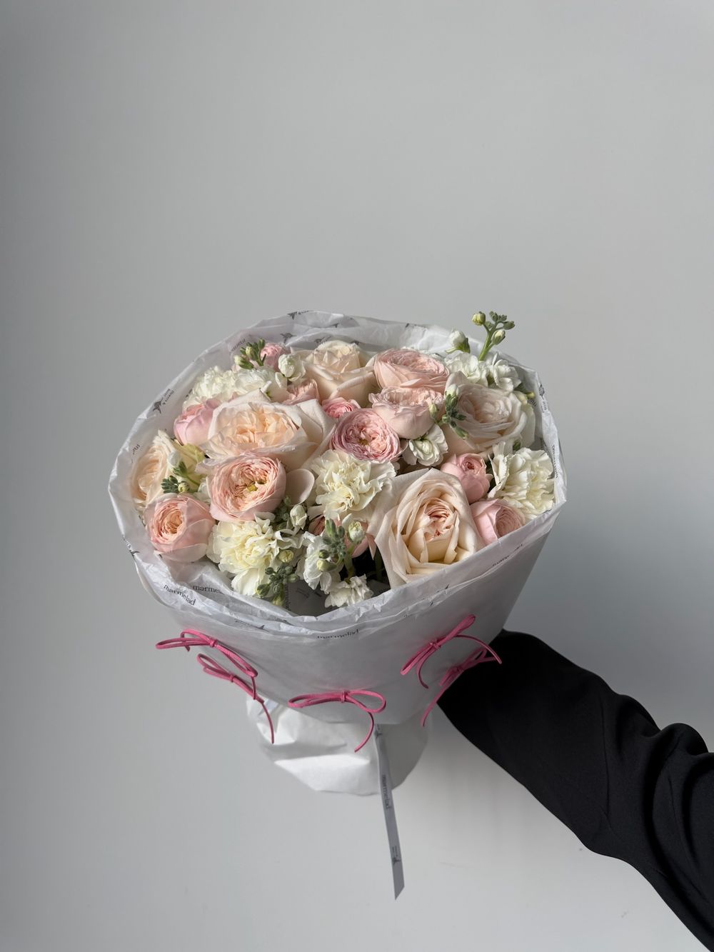 Букет из кустовых пионовидных роз, диантусов, маттиолы и одноголовых роз