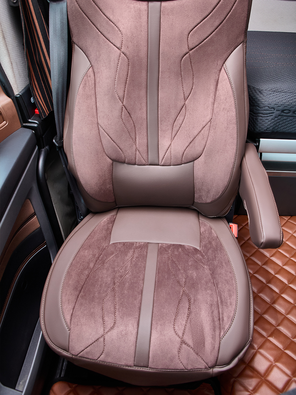 Чехлы Люкс DAF XF 106 (экокожа, коричневый цвет, коричневая вставка)