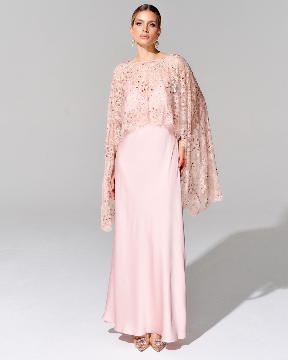 Укороченный кейп с вышивкой ручной работы