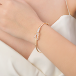 Браслет жесткий из красного золота с фианитами