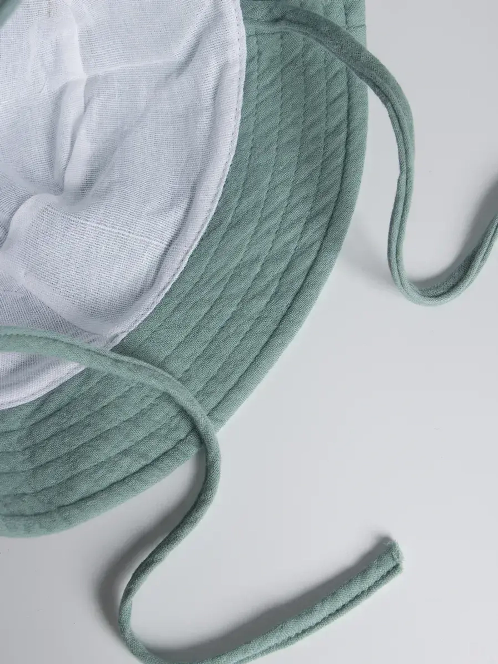 Зеленая детская панама на лето с завязками