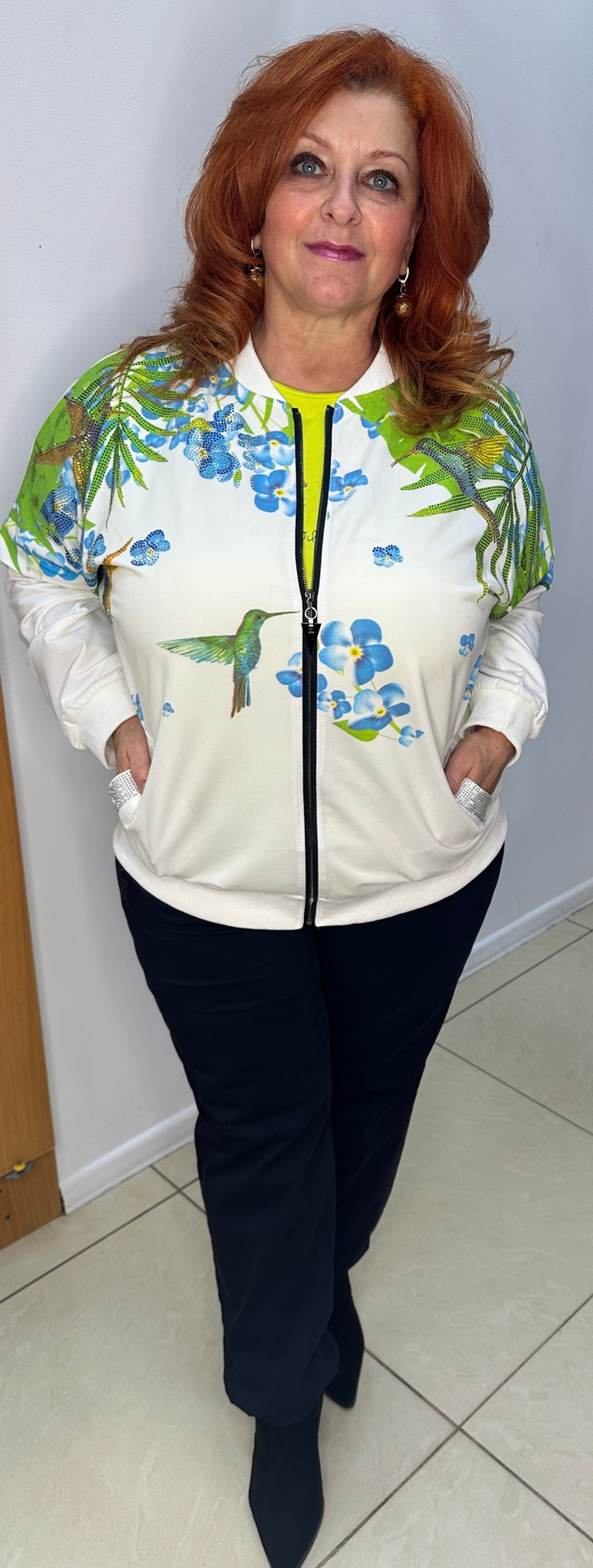 Белый жакет-бомбер с цветным принтом