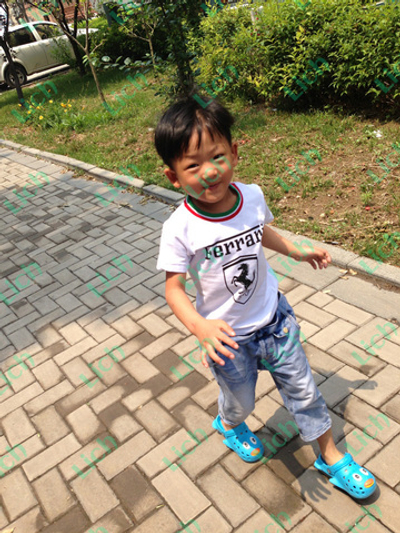 Футболка с фирменным принтом и окантовкой в полоску