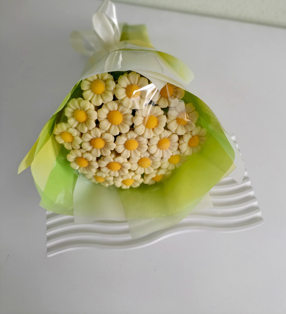 Букет из шоколадных ромашек