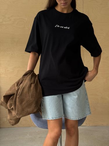 Черная футболка с принтом