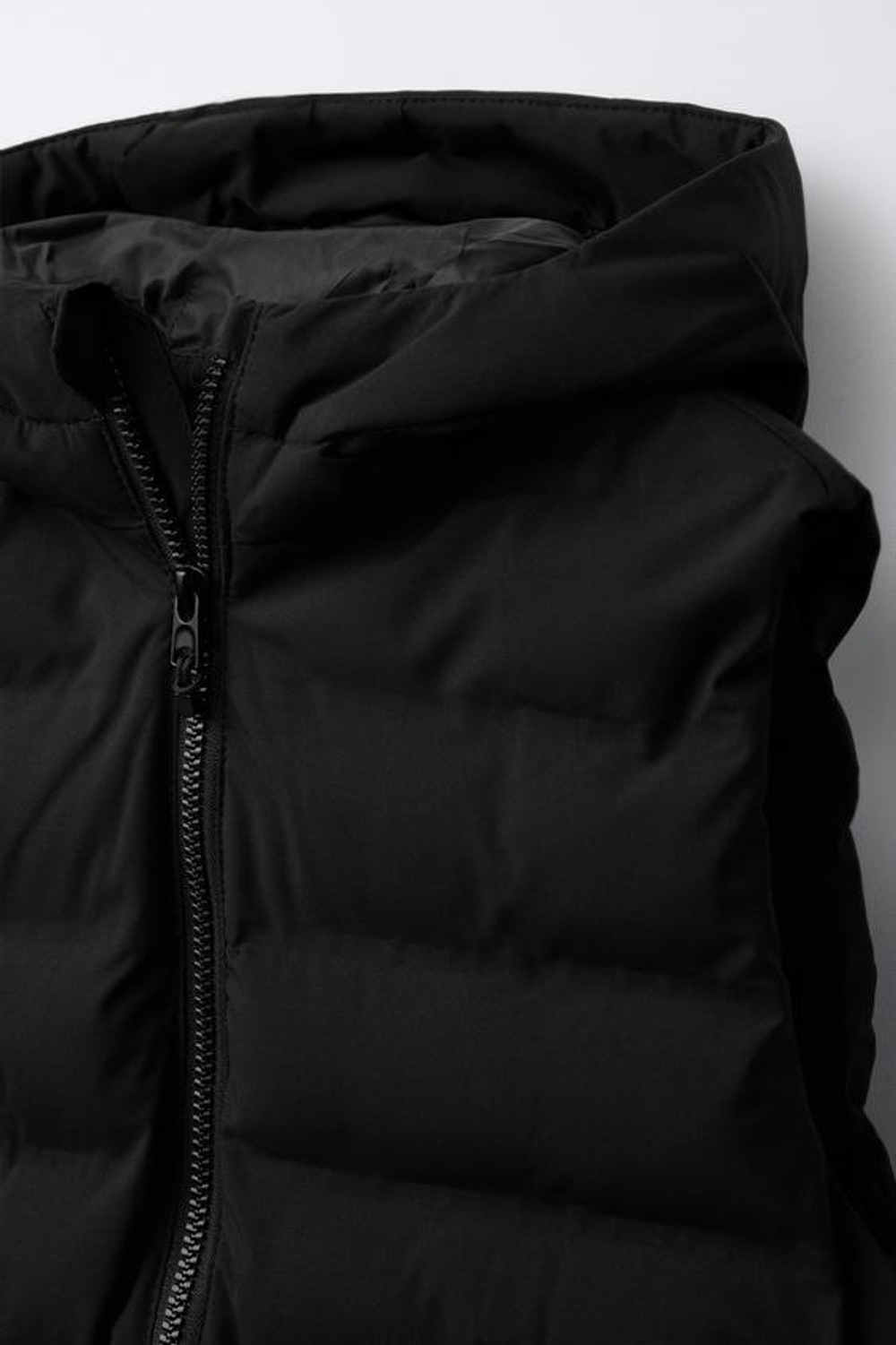 ZARA СТЕГАНЫЙ ЖИЛЕТ С КАПЮШОНОМ, ЧЕРНЫЙ