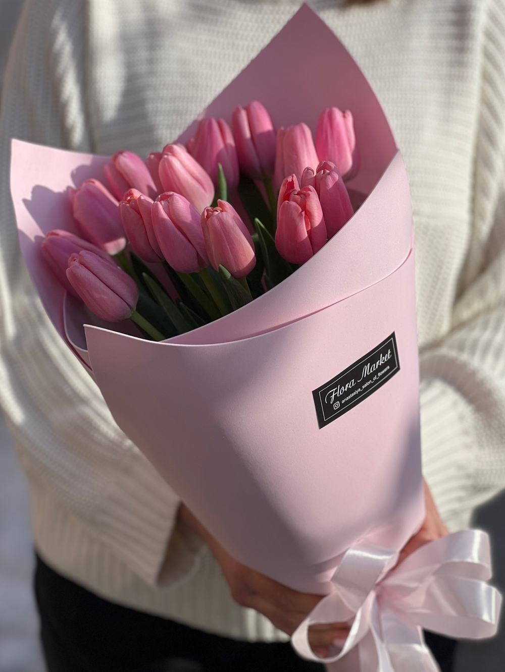 Нежный букет из розовых тюльпанов в элегантном оформлении от Флора Маркет
