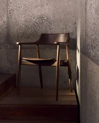 Стул Fondes из массива дуба, темный