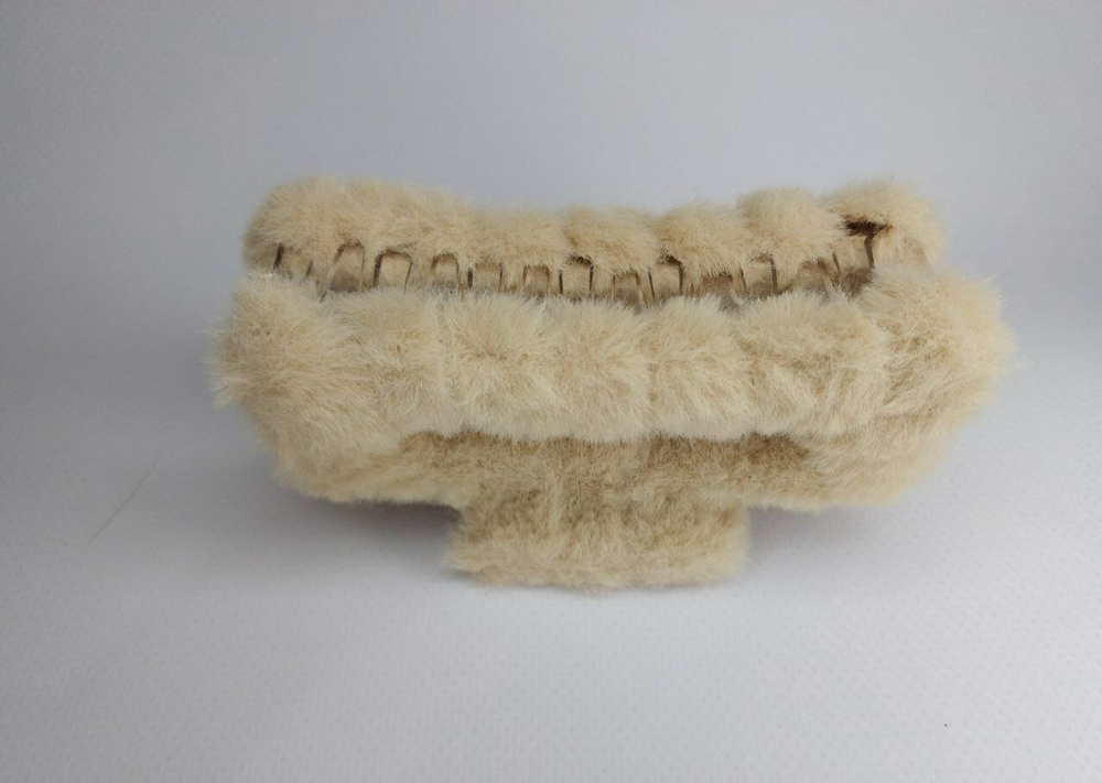 "Зимняя меховая заколка-краб". Цвет бежевый