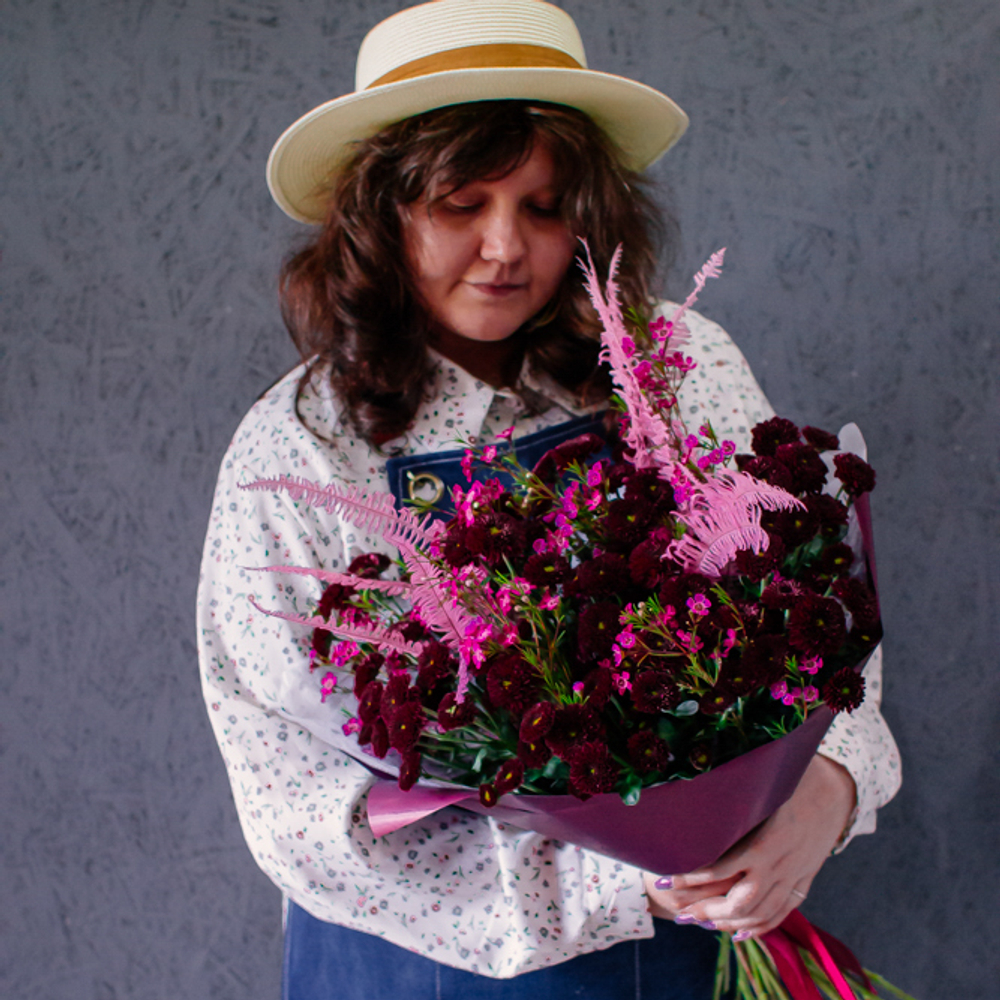 53. Букет с хризатемами сантини в бордовых оттенках