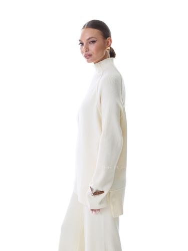 Трикотажный костюм с брюками молочного цвета