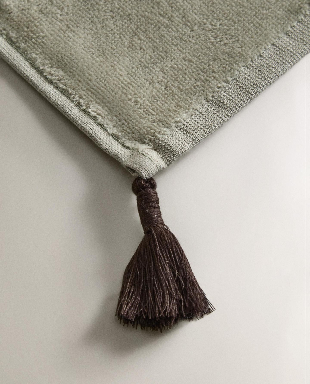 Zara Home - Набор велюровых полотенец для рук с помпонами (3 шт.), зеленый, 30х30 см