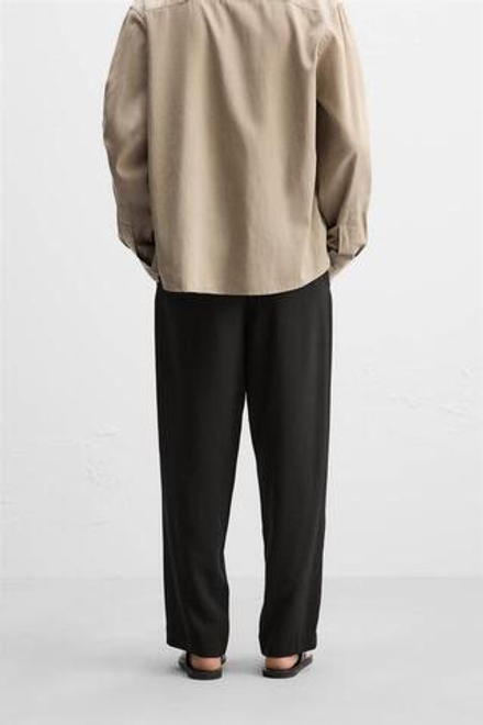 ZARA БРЮКИ С ЗАЩИПАМИ И ПОЯСОМ, ЧЕРНЫЙ