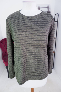 Джемпер практичного оттенка, визуально на 52/54 размер