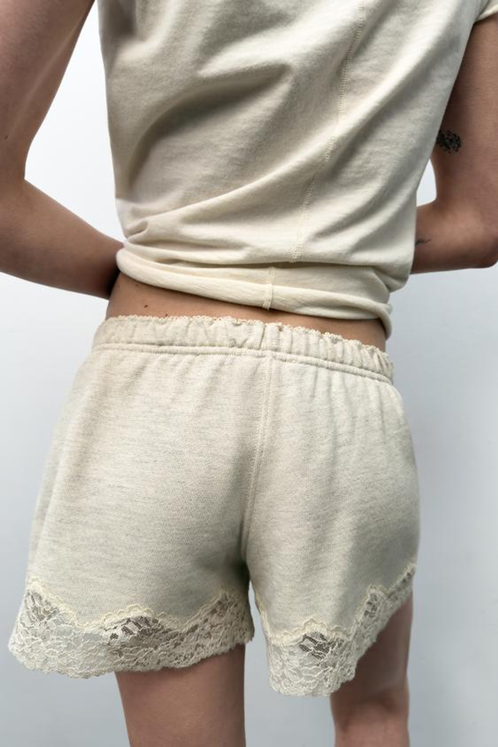 ZARA ШОРТЫ С КРУЖЕВОМ И ЦВЕТКОМ, СЕРЫЙ МЕЛАНЖ