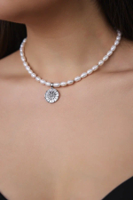 Колье из белого жемчуга с кулоном из перламутра и цирконов с солнцем, серебро