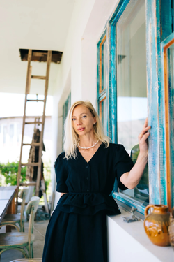 Платье с V-вырезом и поясом-баской из черной крапивы