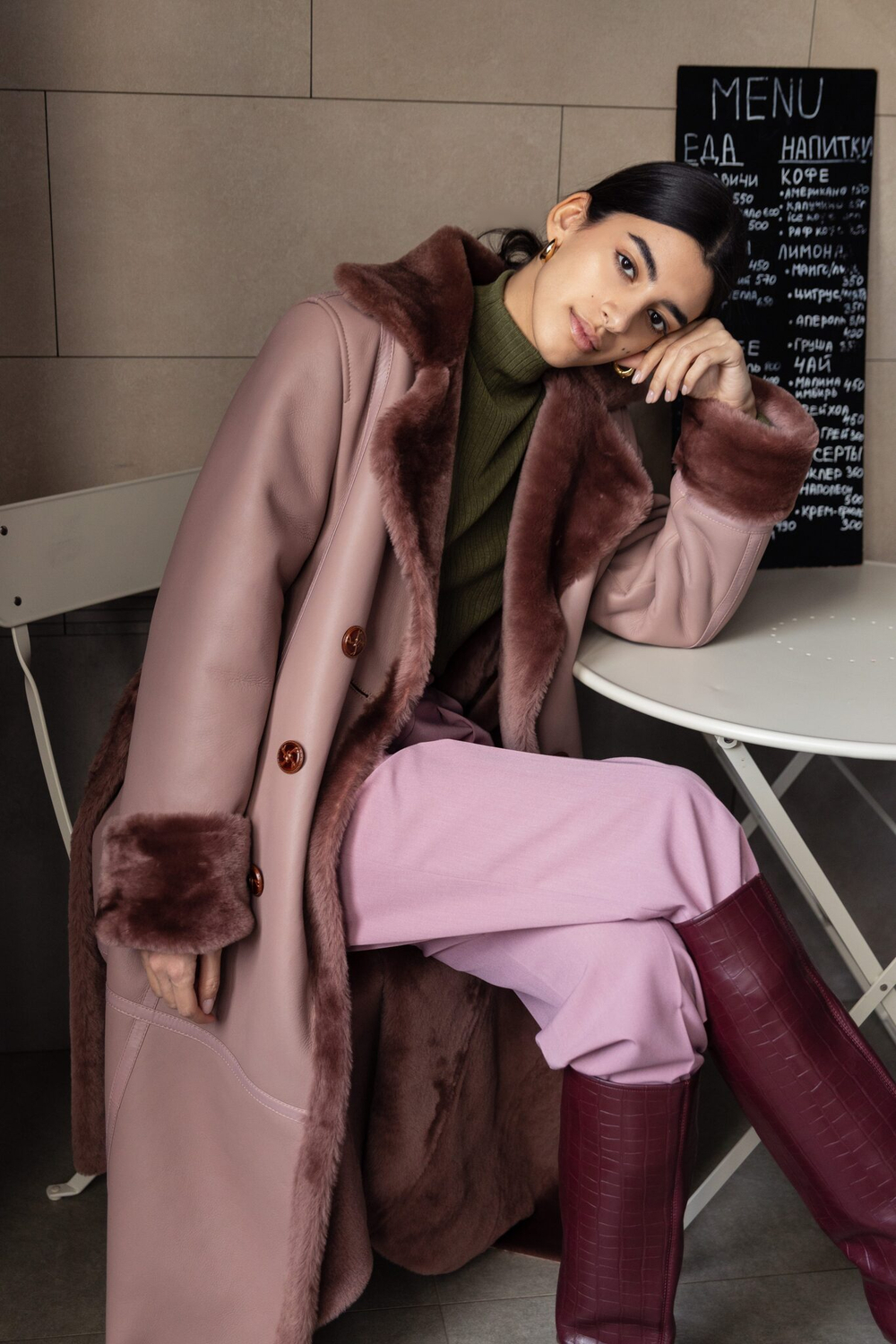 Дубленка-пальто розовая