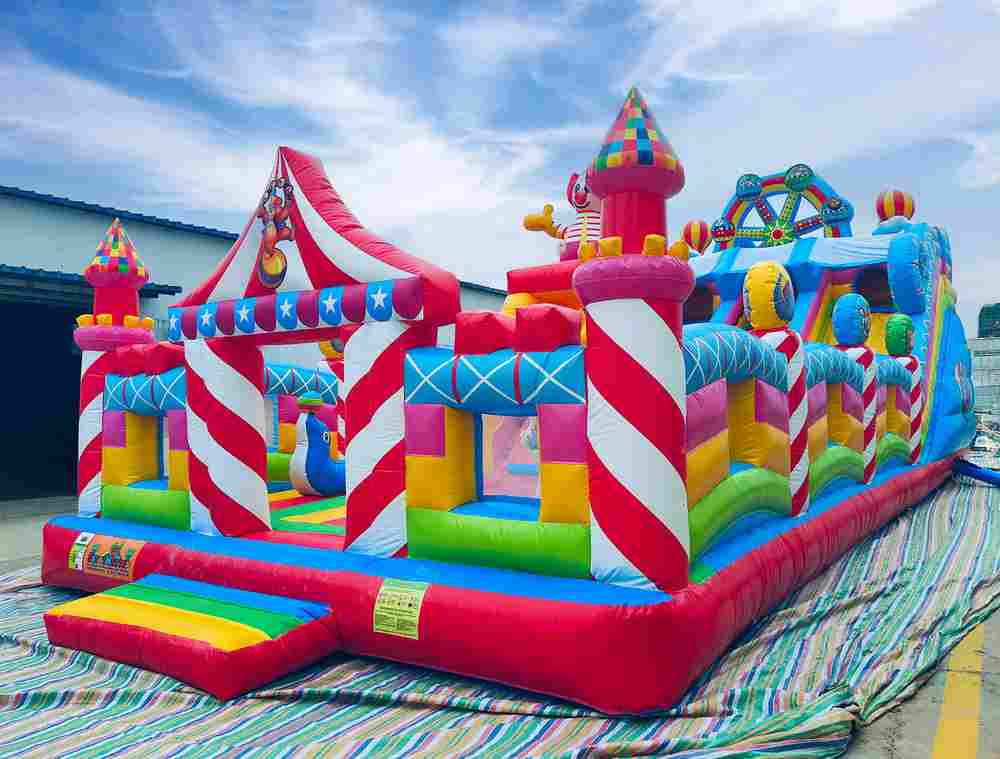 Коммерческий надувной батут «Парк развлечений», 14*6*7 м.