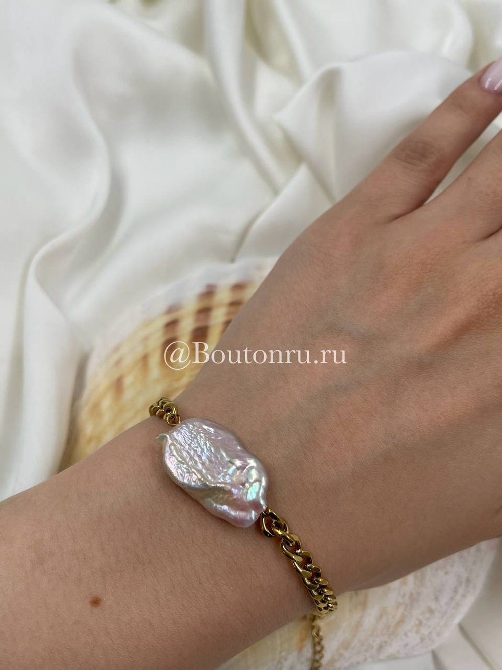 Золотистый браслет с натуральным перламутром