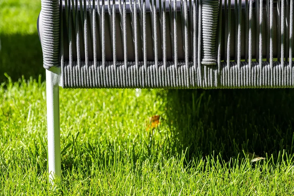 "Канны" диван 2-местный плетеный из роупа, каркас алюминий белый муар, роуп светло-серый круглый, ткань серая 017