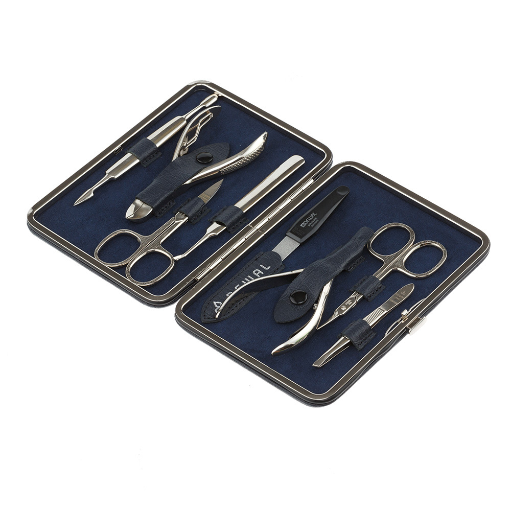 Фото маникюрный набор 8 предметов DEWAL 906BLUE Инструменты: ножницы для ногтей, ножницы для кутикулы, пилка металлическая 12,5 см, кусачки для кутикулы, кусачки для ногтей, удалитель кутикулы, двусторонний маникюрный инструмент, пинцет скошенный. Футляр: натуральная кожа, цвет синий