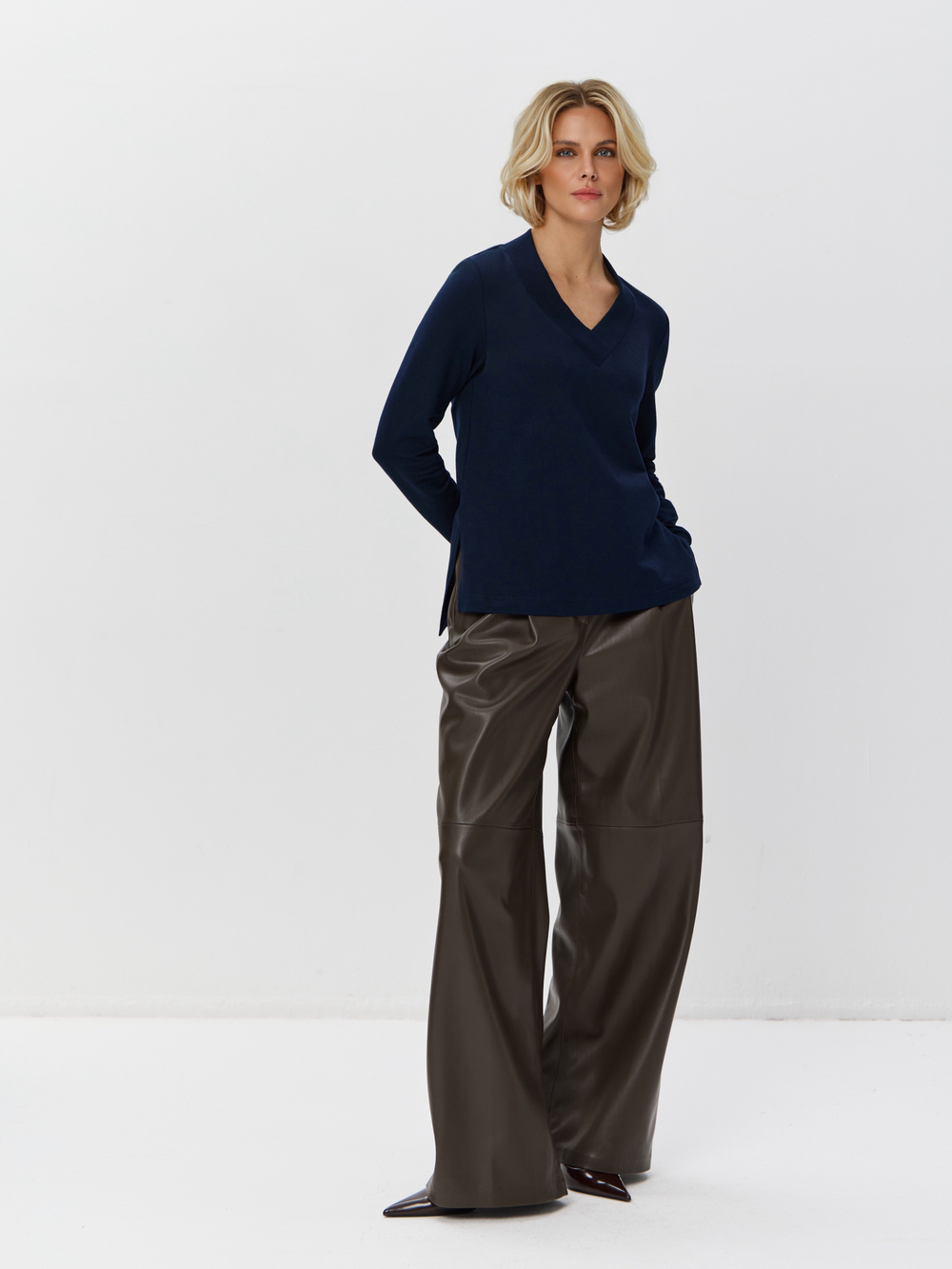 Джемпер с V-вырезом и удлиненной спинкой