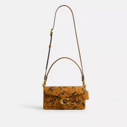 COACH СУМКА ЧЕРЕЗ ПЛЕЧО TABBY 26 С ПРИНТОМ ГРАФФИТИ, ОХРА