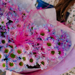 141. Стойкий необычный букет из двуцветной сантини
