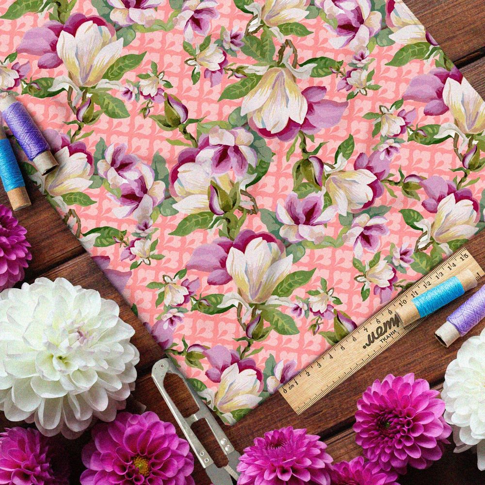 Ткань флис розовые и белые фиалки на розовом фоне с узором