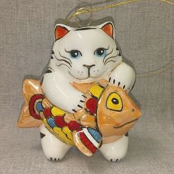Фарфоровая ёлочная игрушка - Котик с рыбой