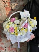 Корзина сборная из кустовой пионовидной розы, диантусов, хризантемы и маттиолы