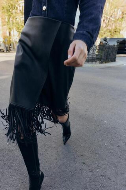 ZARA ЮБКА МИДИ ИЗ ИСКУССТВЕННОЙ КОЖИ С БАХРОМОЙ, ЧЕРНЫЙ