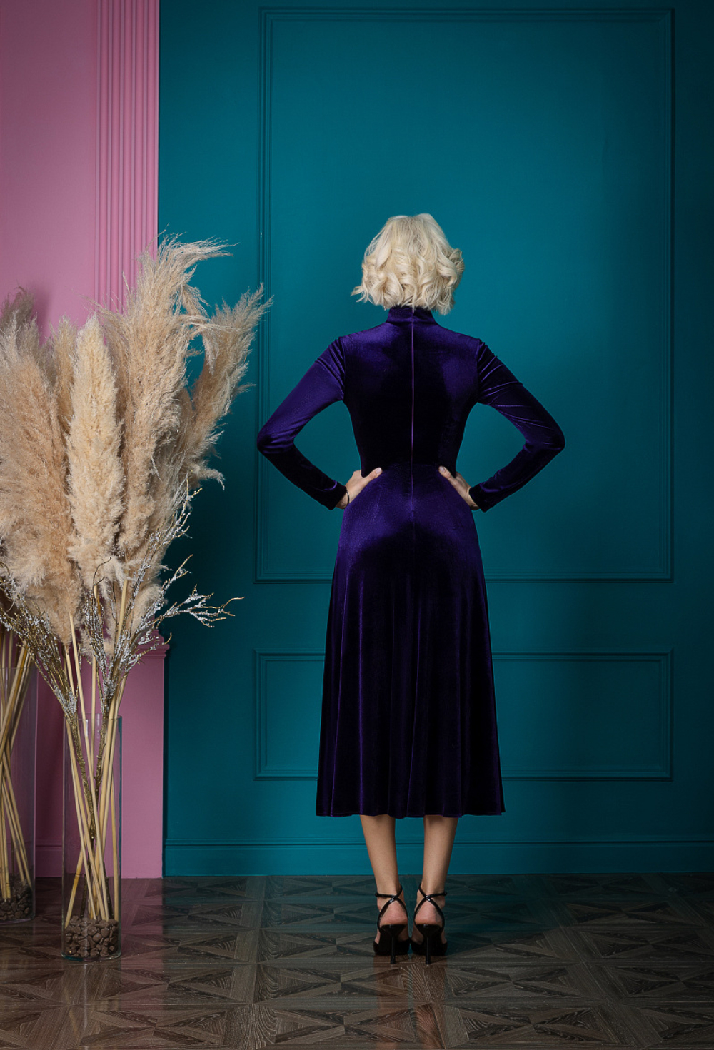 Бархатное платье с фигурными вырезами. 08-02-24 FW