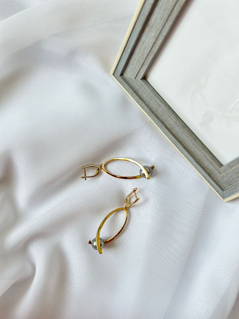 Серьги большие треугольники с серой жемчужиной, оттенок золото