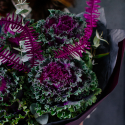 54. Дерзкий насыщенный букет с брассикой