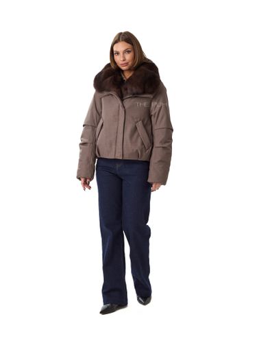 Короткая парка цвета капучино с песцовым воротником